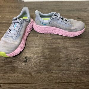 Hoka Arahi blue and pink